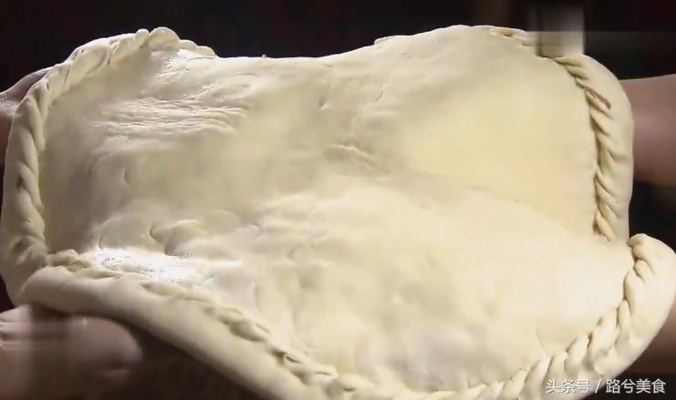 把大饼贴在火炉里面烤熟,把饼放在烤炉里面烤