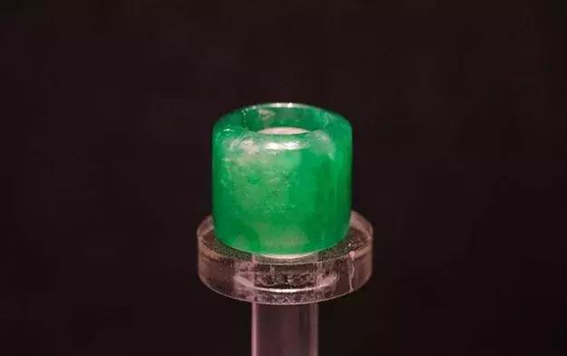 戴翡翠手镯搭配什么饰品,翡翠首饰如何搭配更显美丽与年轻