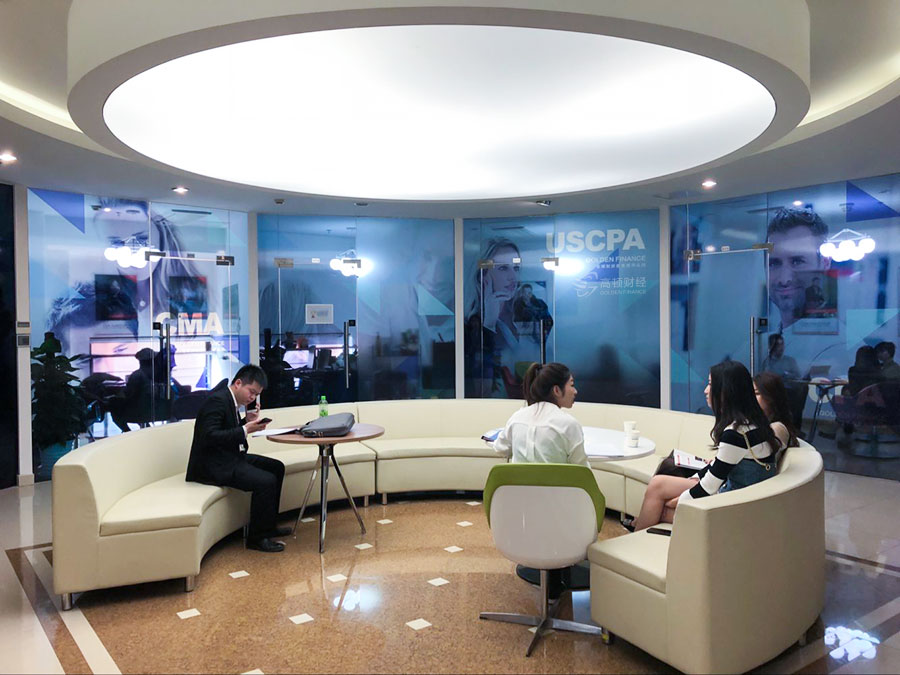 一同进的公司，为什么她提前过了试用期，我却没有？