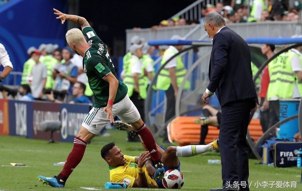 内马尔被墨西哥球员踩一脚,内马尔是不是不选择踢足球