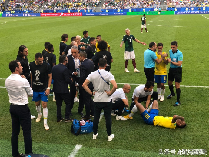 内马尔比赛时搞笑瞬间,世界杯足球场内马尔的搞笑瞬间