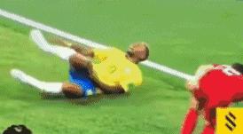 内马尔被踩了几脚,内马尔被三个人踩