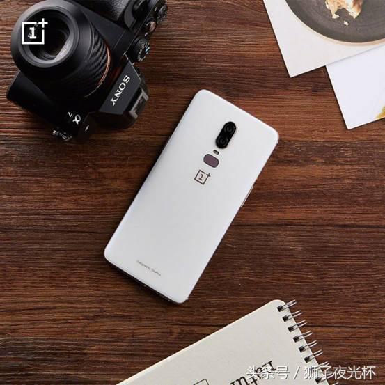 白色和金色手机哪个好看,黑色和白色哪个适合女生