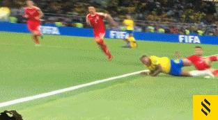 内马尔死亡翻滚，演技太夸张，墨西哥主帅赛后讽刺不配踢球！