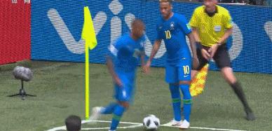 内马尔被犯规笑着用进球回应,内马尔被推倒起身微笑