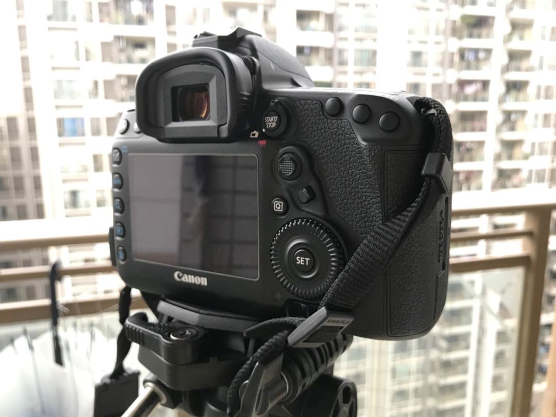 男子趁女友不在家偷偷化妆,男子趁女友不在家偷偷化妆原视频