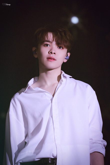 范丞丞绿头和黄明昊紫发造型,秦霄贤范丞丞gq盛典造型