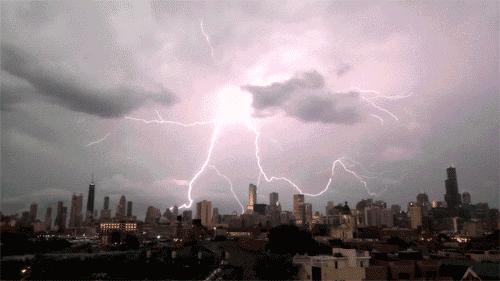 电闪雷鸣前面是什么成语,电闪雷鸣是哪个季节的成语