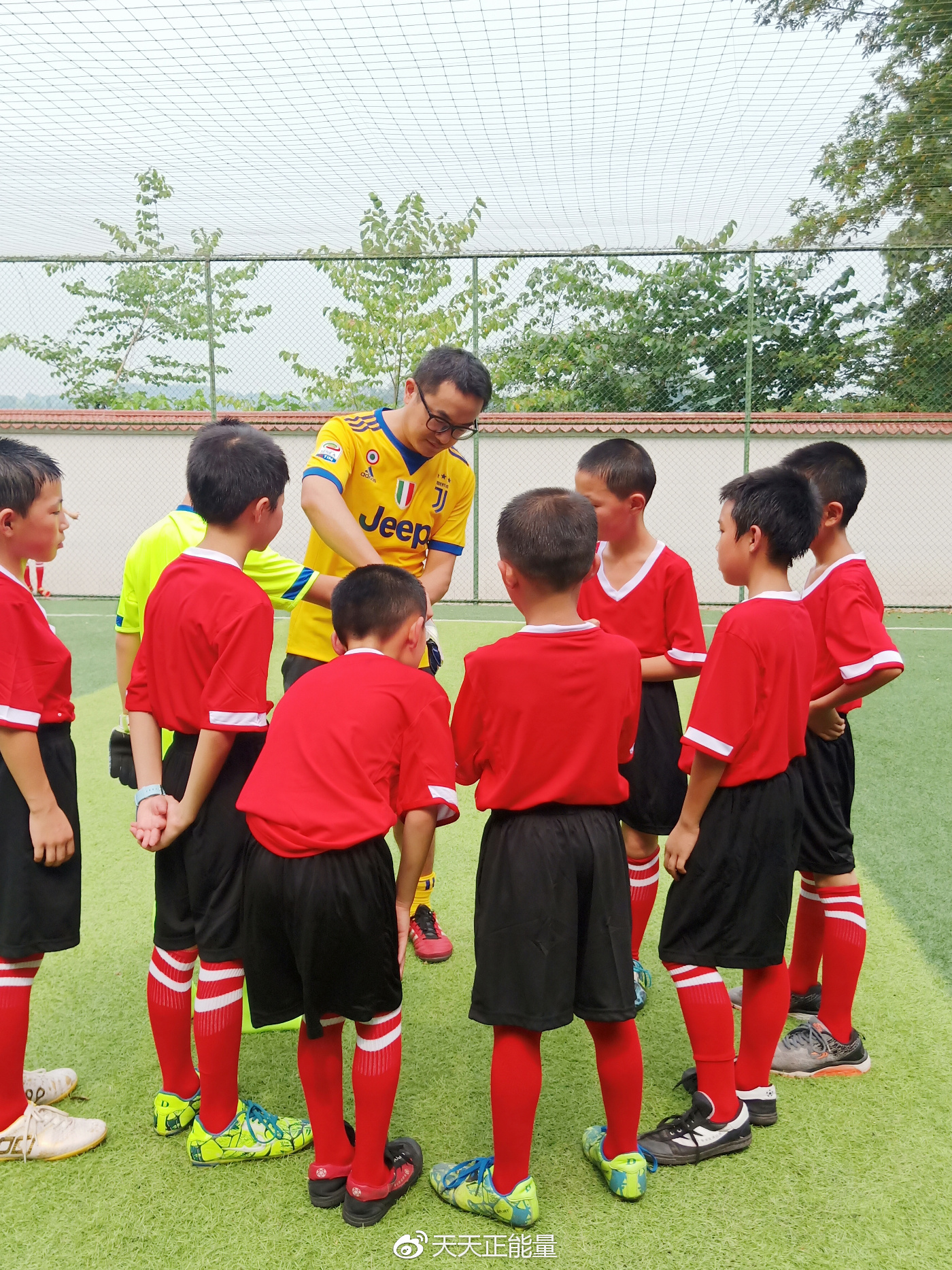 我们办了一场“乡村世界杯”,孩子们赛场上都铆足了劲