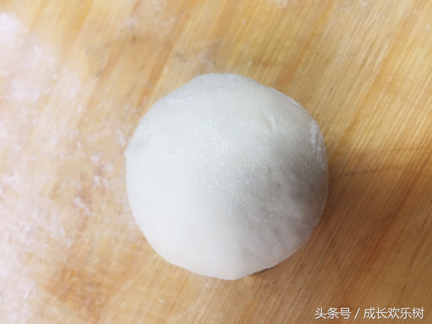 爸爸看世界杯宝宝趴床边,老爸看足球世界杯