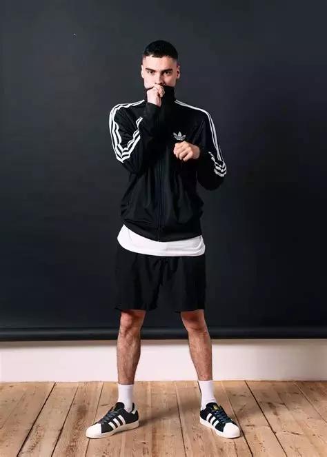 阿迪达斯贝壳头和三叶草的区别,三叶草贝壳头发黄怎么复原