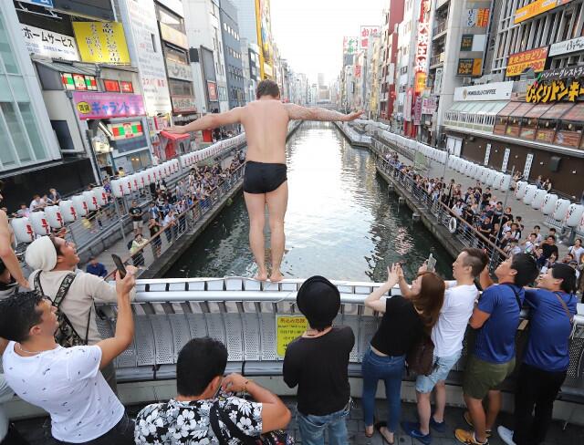 疯了！无缘八强日本球迷有人鼓掌竟然还有女球迷试图脱衣跳河！