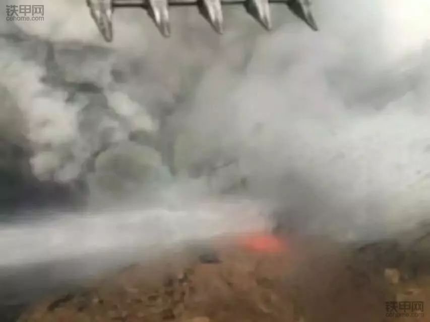 真“机”不怕火炼，李波驾驶沃尔沃挖机在“火焰山”讨生活