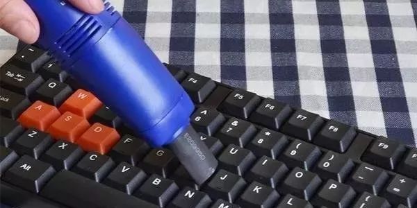 锤哥清理键盘,铅锤哥