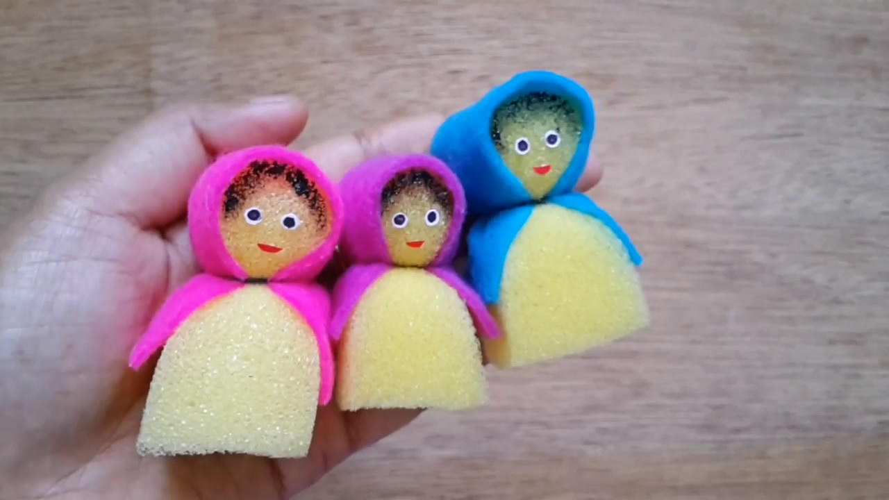 制作简单的海绵宝宝娃娃,用海绵纸给娃娃做鞋子