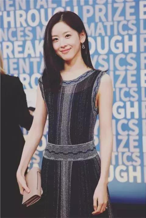 奶茶妹妹章泽天身穿无痕裤显气质,奶茶妹妹章泽天和刘强东早期视频