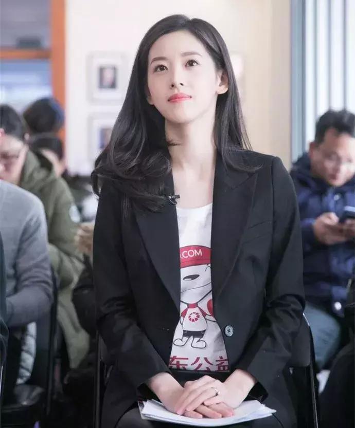 奶茶妹妹章泽天身穿无痕裤显气质,奶茶妹妹章泽天和刘强东早期视频