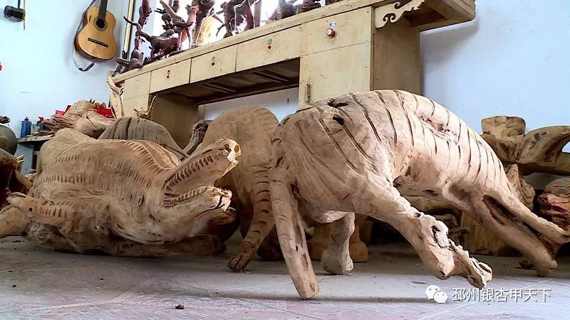 10年雕出百件根雕作品,78岁老翁痴迷根雕18年成美术大师