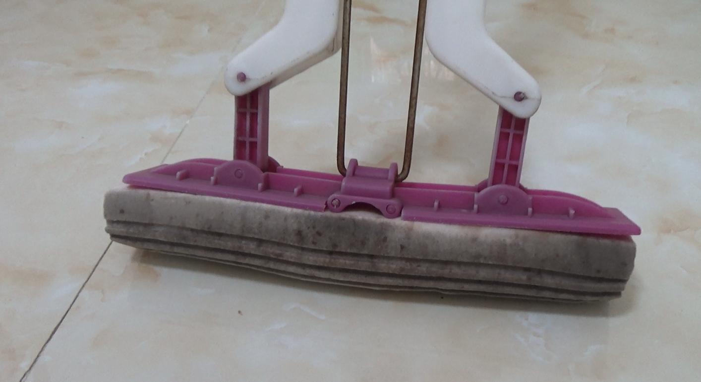 海绵拖把都是油怎么办,海绵拖把放到什么水桶里面洗