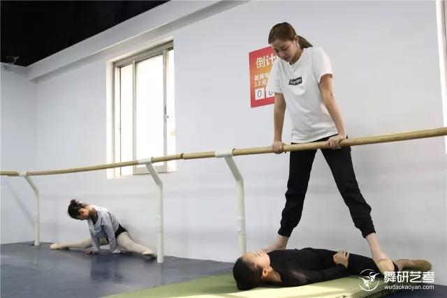 如何快速提升自己竖叉的软度,横叉竖叉软度升级的动作有哪些