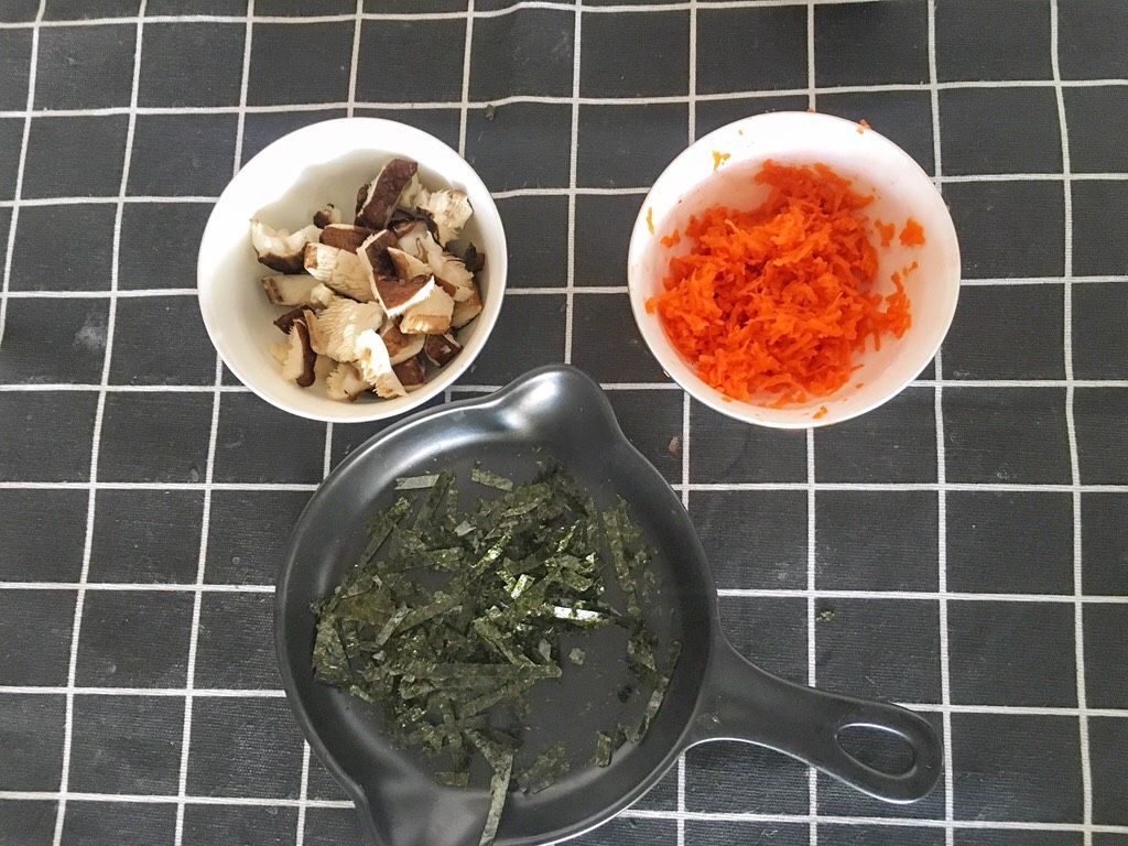 如何做三文鱼糕给八个月宝宝吃,8个月宝宝蛋黄三文鱼菠菜糕做法