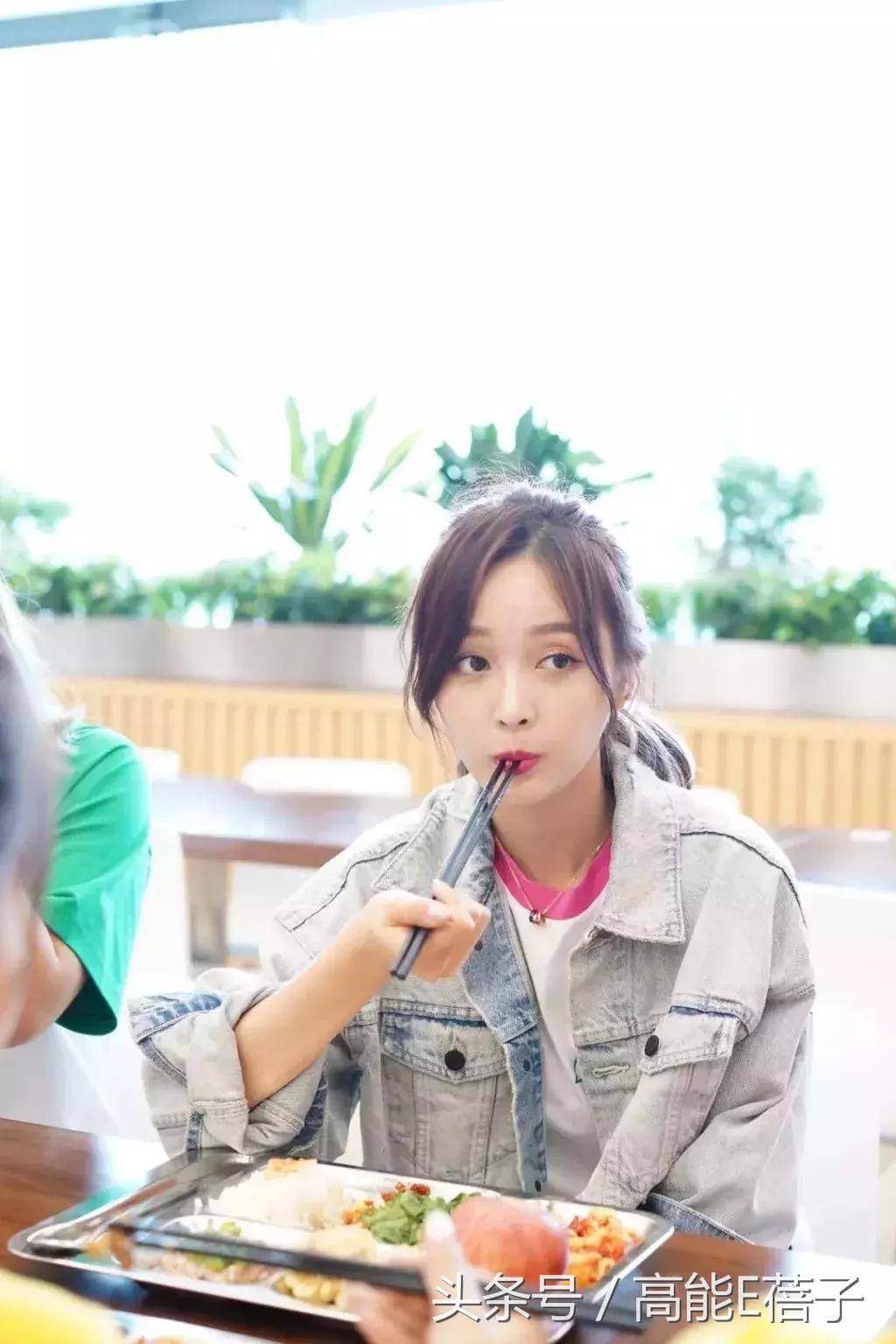 吴宣仪海南甜美穿搭,不知道怎么搭配时尚让小姐姐教你