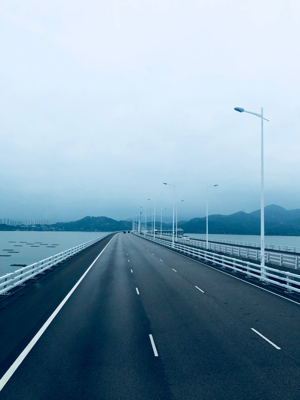 去香港吃喝住玩必须现金吗,去香港玩买东西划算吗