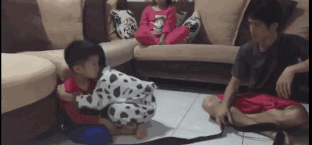 男孩跪地痛哭视频,男孩跪地哭泣的视频