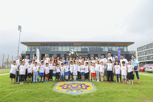 冲刺世界杯让孩子感受足球魅力苏宁举办铂金会员家庭日活动