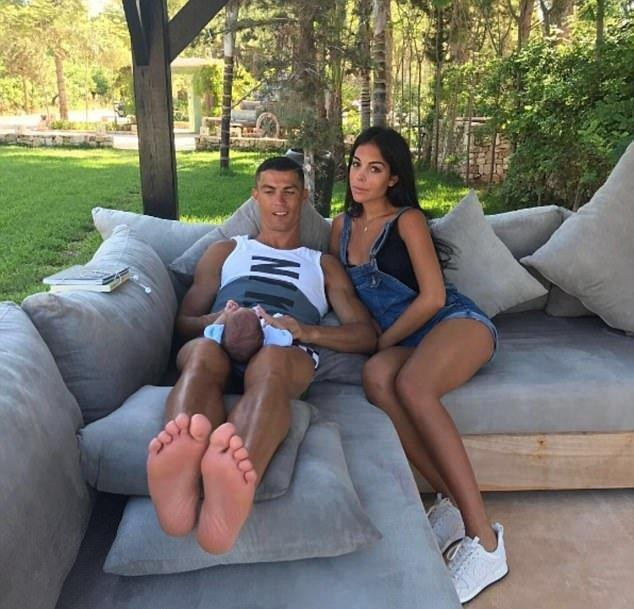 梅西和内马的女朋友算什么?我们国足的老婆才好看