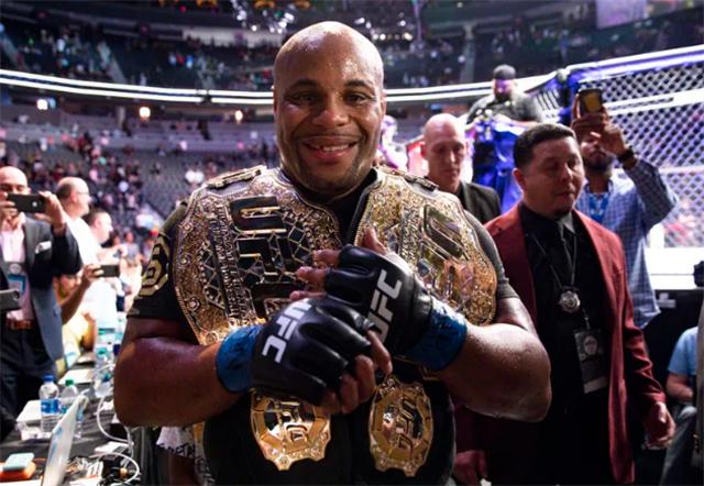 ufc最新重量级冠军小战警比赛,ufc重量级冠军打小鹰