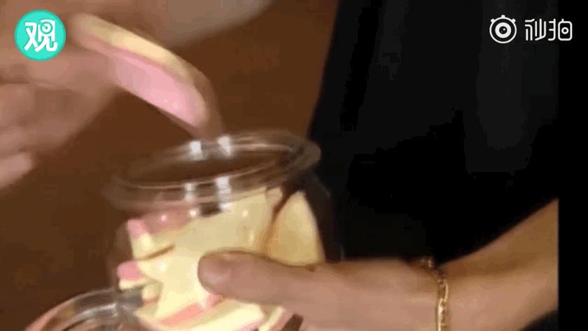 梅西踢球的那些愤怒时刻,梅西踢球就像球粘在脚上