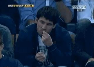 梅西踢球的那些愤怒时刻,梅西踢球就像球粘在脚上