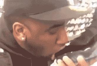 硬汉装逼新技能——舔个鞋子！看完的人都偷偷试了一下！