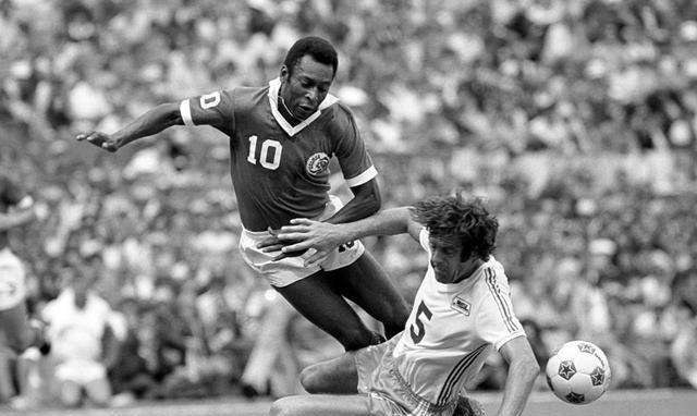 足球最佳阵容梅西c位出场,足球史上最强11人阵容c罗