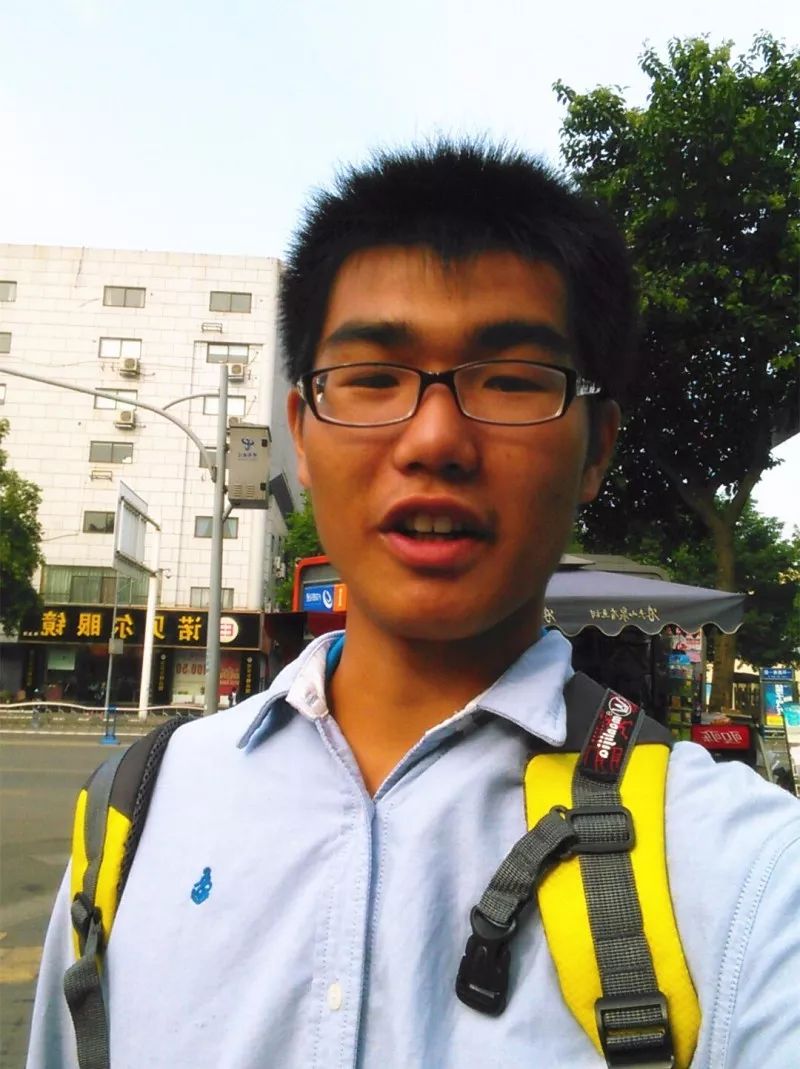 学霸领了10万元奖学金,学霸足球队