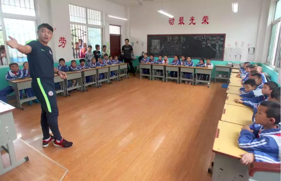 和梅西一起踢球是什么感觉,和梅西踢的一个老将