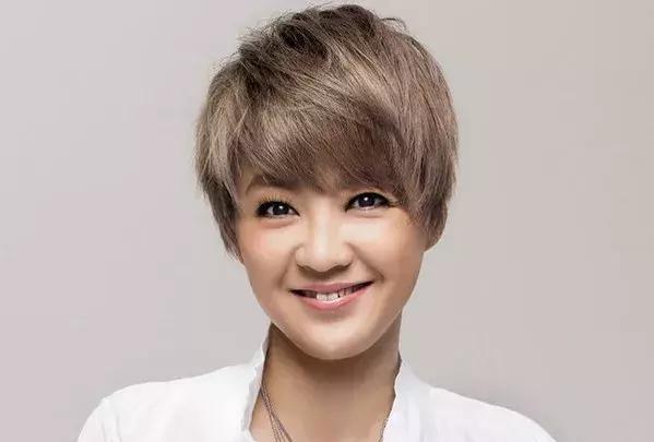 他是林夕、黄伟文共同的偶像，10年作词千首，被誉为“港乐鬼才”