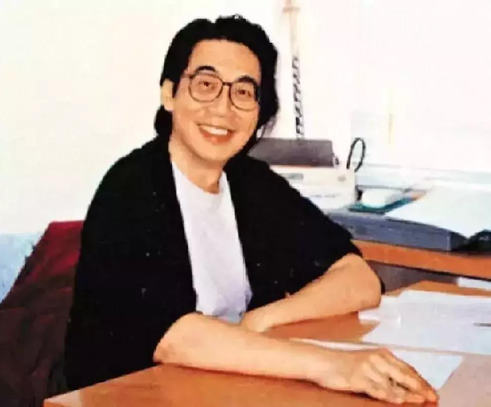 他是林夕、黄伟文共同的偶像，10年作词千首，被誉为“港乐鬼才”