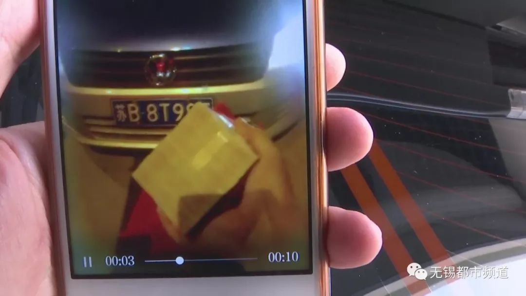 面对乘客落下的十万元现金无锡这位的哥做出了这样的决定