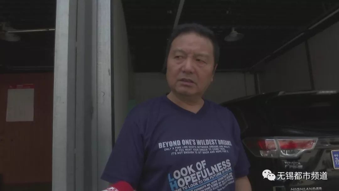 面对乘客落下的十万元现金无锡这位的哥做出了这样的决定