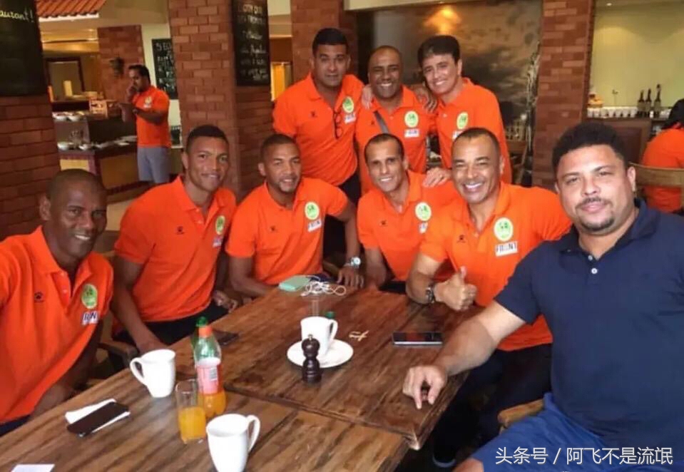 罗纳尔多晒金球,罗纳尔多实拍