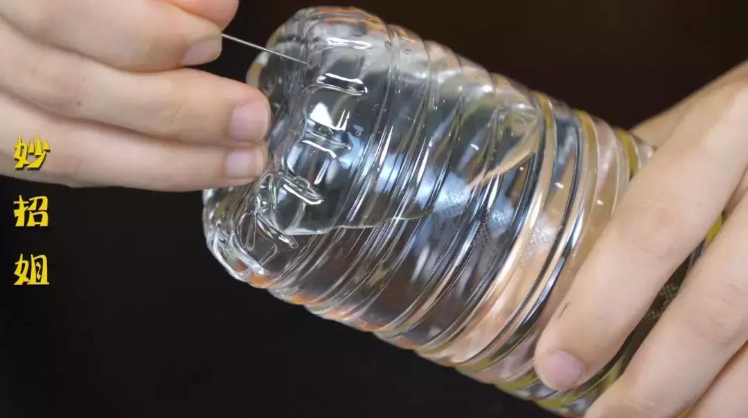 把筷子和塑料瓶绑在一起，解决了家家户户的大难题，省钱又实用