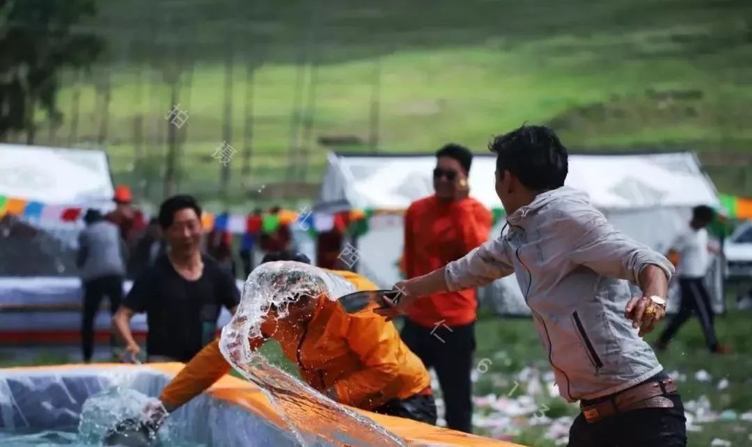 在七月最美的尕朵，体验藏区泼水节……