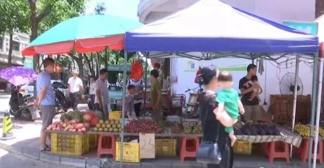 到底发生了什么？电动车后座上的孩子竟然莫名“消失”！