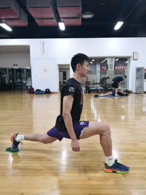 右膝关节软骨损伤怎么锻炼,膝关节软骨损伤2级严重吗