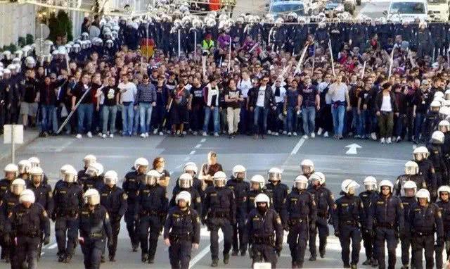 瓒崇悆娴佹皳鎵撴灦闆嗛敠,瓒崇悆娴佹皳閬囦笂鎴樻枟姘戞棌