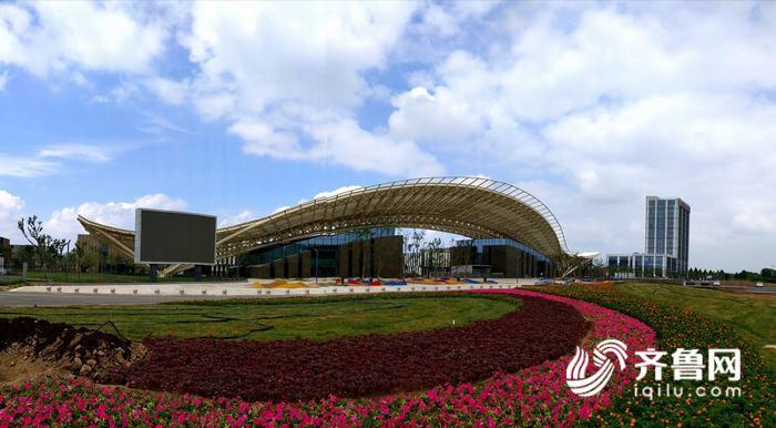 蓝天白云下的小镇,蓝天白云太阳能