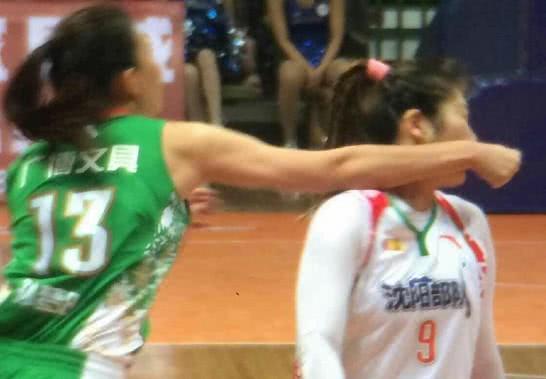 女子篮球比赛精彩瞬间,巾帼不让须眉女子比赛