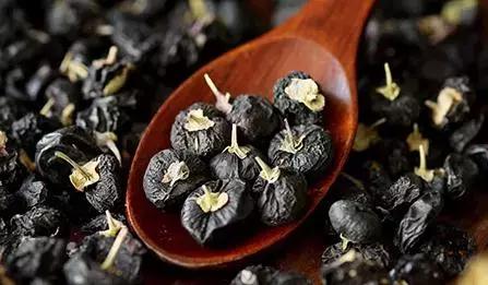 黑枸杞泡水颜色为什么会变淡,黑枸杞煮水后黑枸杞是什么颜色